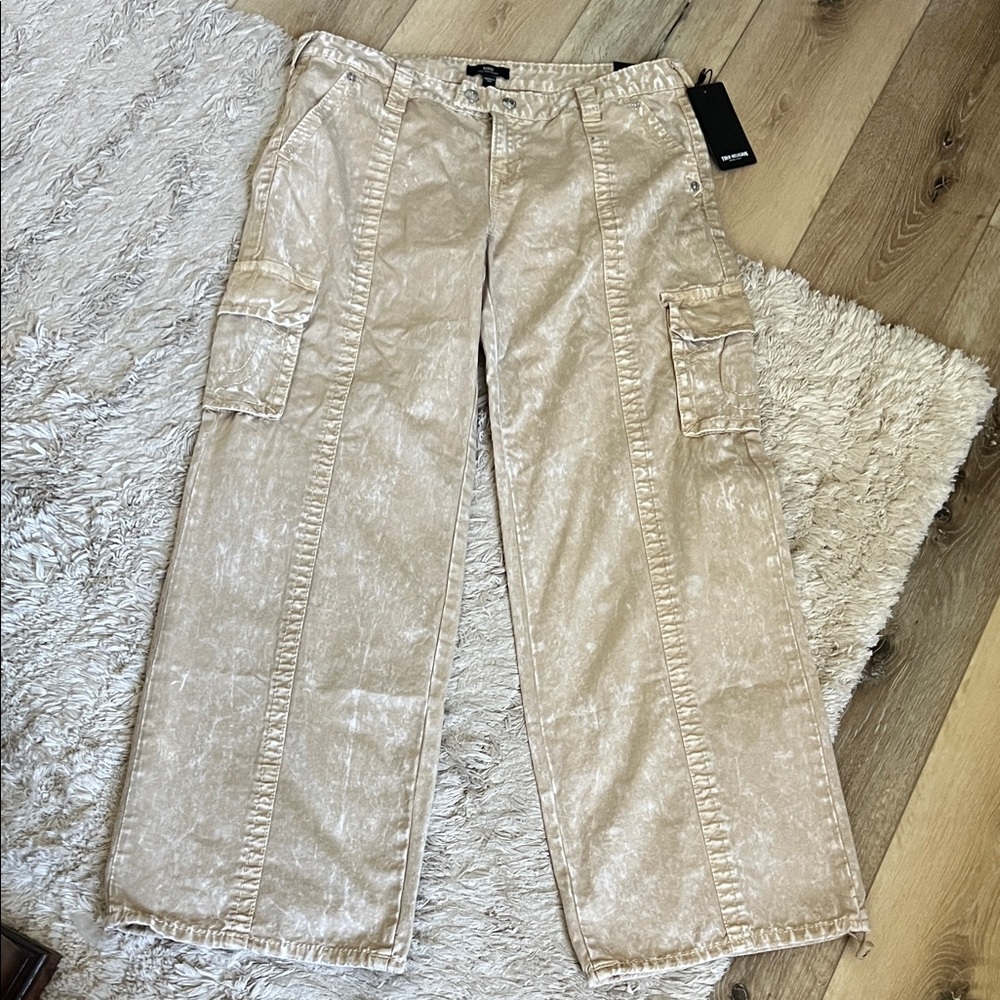 NWT. True Religion, size 32 (aka sz 14), Bobbi low-rise baggy cargos - Picture 4 of 16